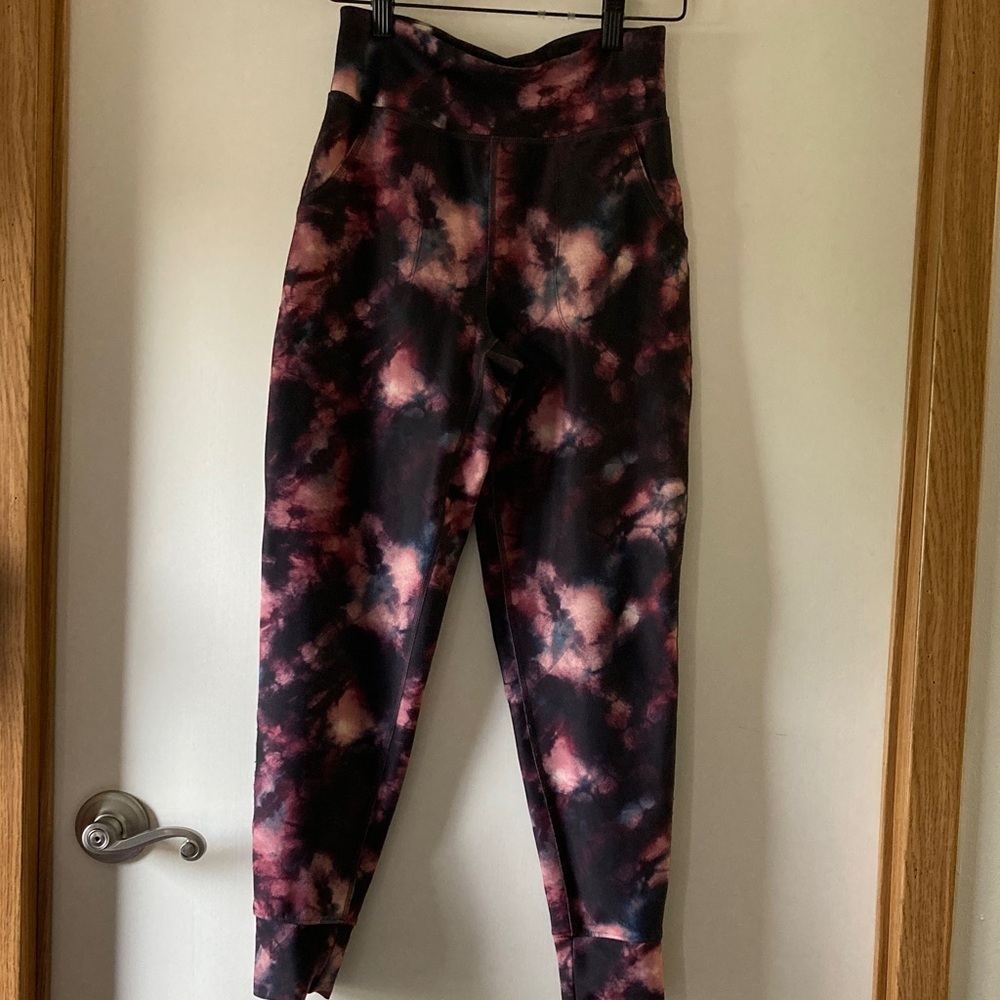 Old Navy Active High-Rise Jogger in Black and‎ Purple